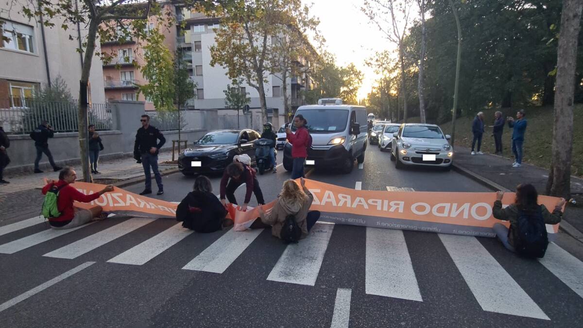 Gli Eco Attivisti Si Incatenano In Strada Finisce Male VIDEO